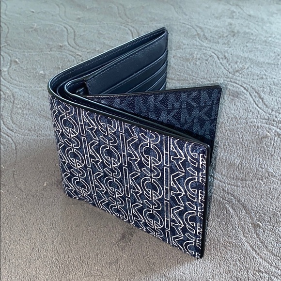 Michael Kors Logo Billfold Wallet With Passcase - Picture 3 of 6